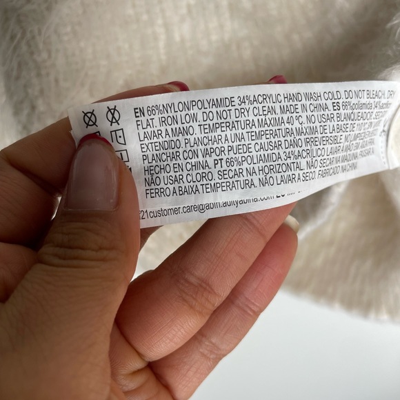 Fluffy winter sweater (s) - Picture 4 of 4